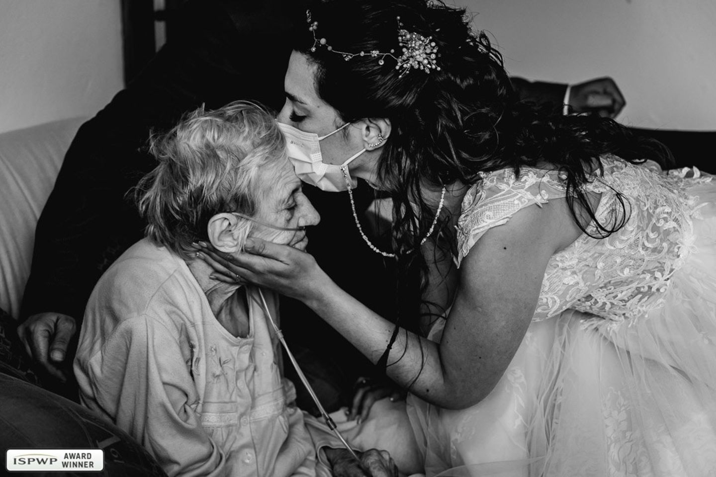 Hochzeitsfotografie: Frau mit Maske küsst ältere Frau