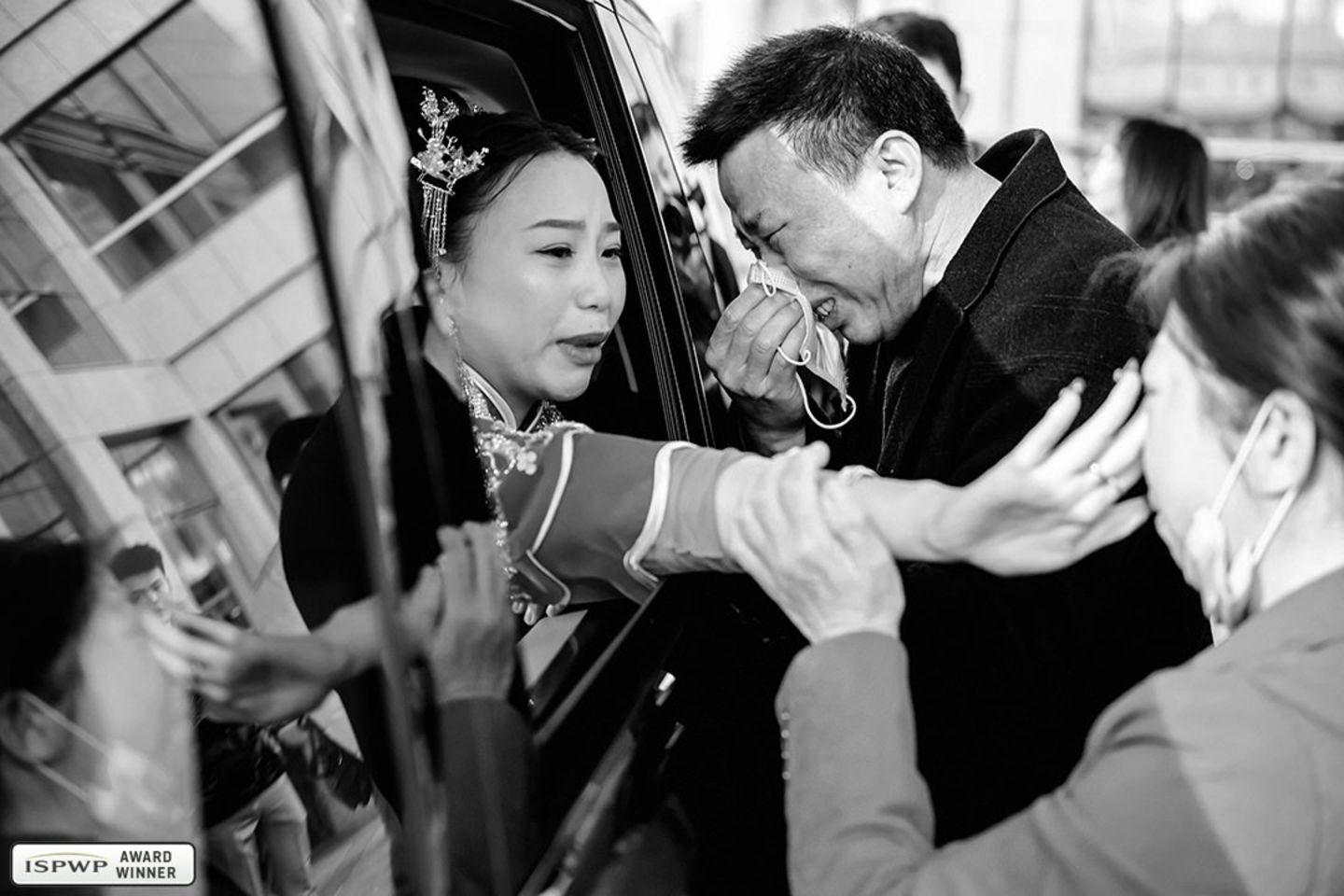 Hochzeitsfotografie: Frau sitzt im Auto und verabschiedet Hochzeitsgäste