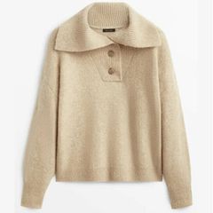 Wie wäre es mit einem kuscheligen Pullover im trendy beige? Durch den hohen Kragen bleibt der Hals besonders warm. Strickpullover von Massimo Dutti über Zalando, kostet ca. 80 Euro. 