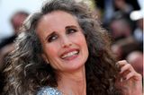 Es war einer DER Red-Carpet-Momente des Jahres. Andie MacDowell präsentiert bei den Filmfestspielen in Cannes ihre graue Naturhaarfarbe. Das silbrige Augen-Make-up unterstreicht ihre wunderschönen Locken. Was für ein toller Look!