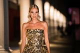 Golden Girl! In Venedig begeistert Influencerin Leonie Hanne mit einem goldenen Make-up-Look, der perfekt auf ihr Kleid abgestimmt ist.