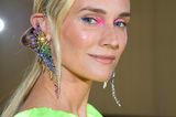 Diane Kruger bringt bei der diesjährigen Met Gala mit ihren Neon-Akzenten ordentlich Farbe ins Spiel. Pink und Blau zum neongrünen Kleid – das muss man sich erstmal trauen ...
