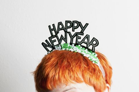 Frau mit Happy New Year Haarreif
