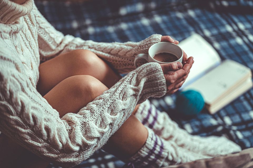 Periode: Frau mit Kakao im Bett