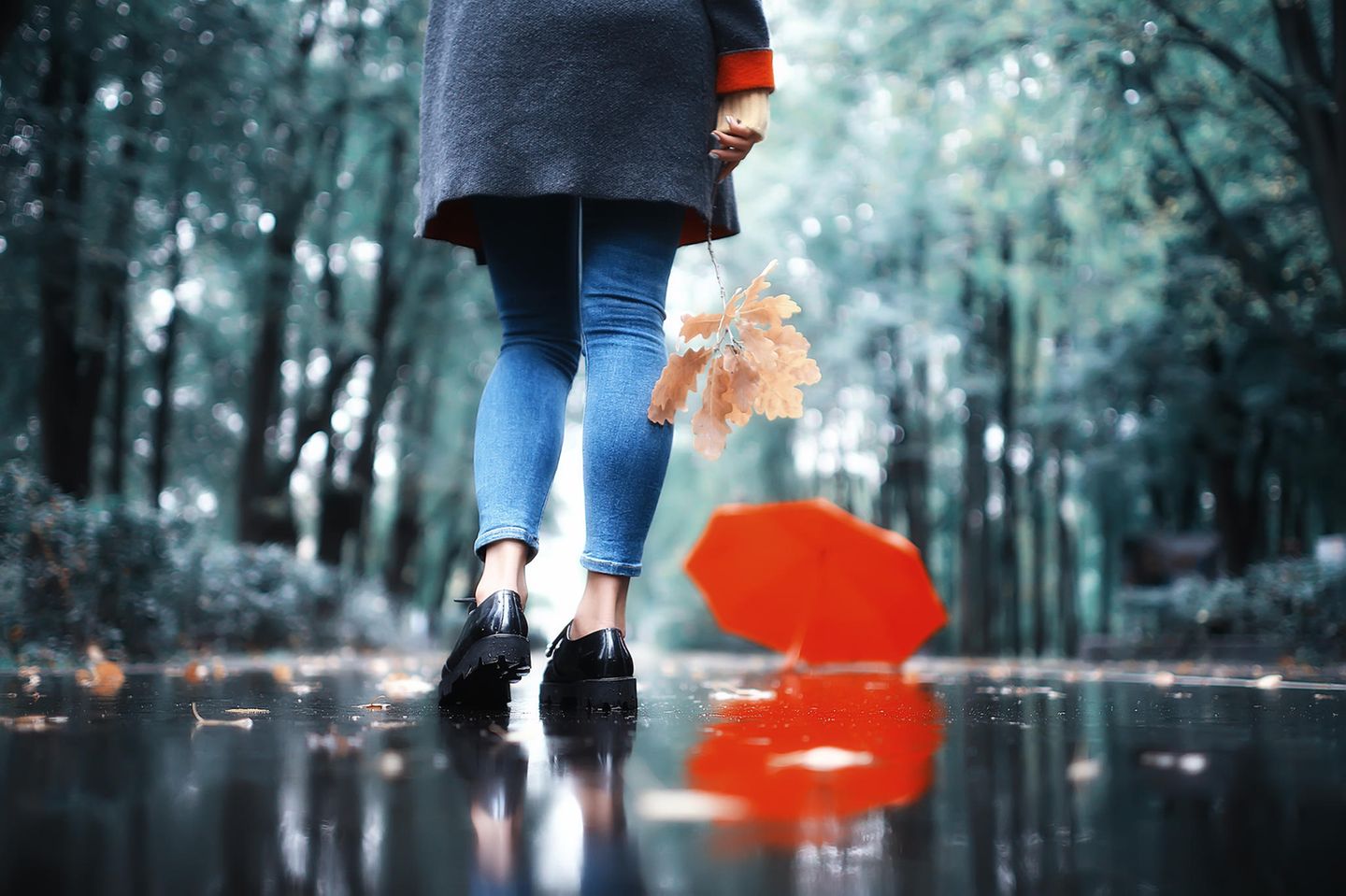 Psychologie: Eine Frau steht vor einem roten Schirm