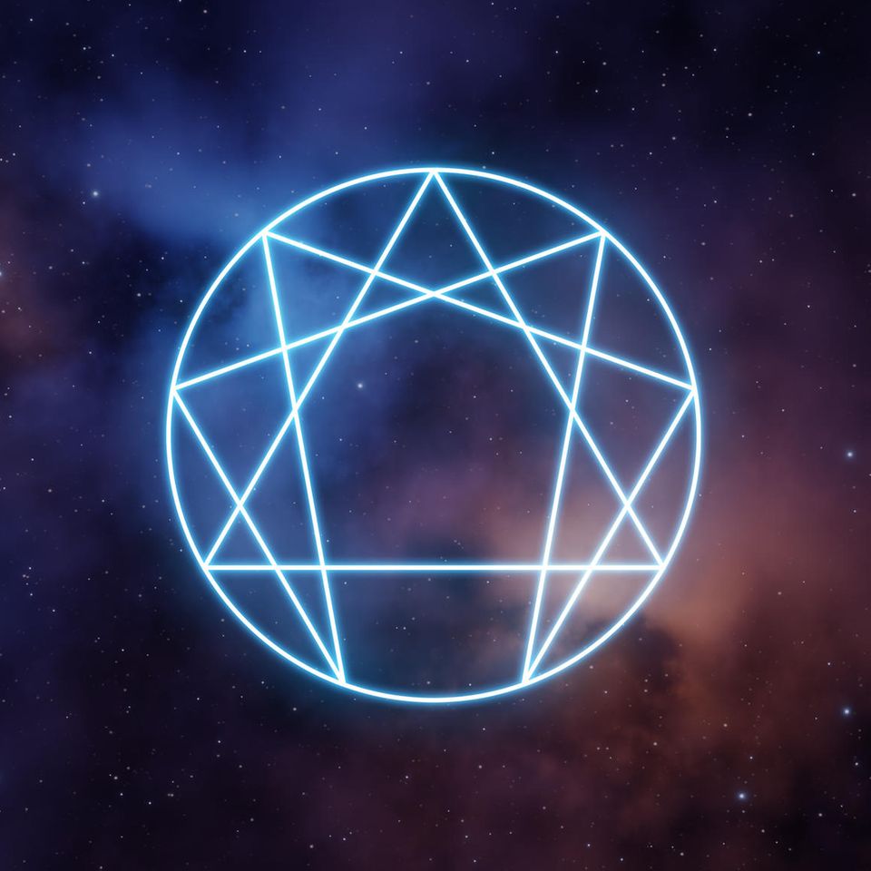 Enneagramm Typen: Leuchtendes Enneagramm Zeichen auf Galaxie-Hintergrund