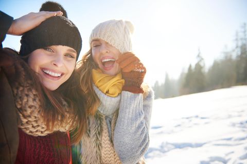 Horoskop: Lachende Frauen im Schnee