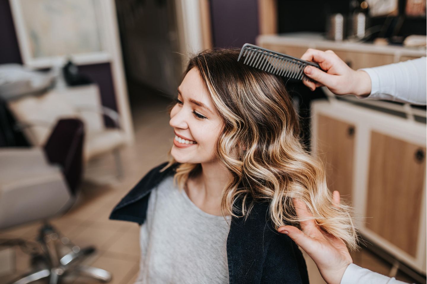 Mondkalender Haare schneiden: Junge Frau beim Friseur