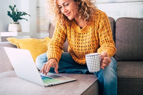 Horoskop: Frau arbeitet konzentriert am Laptop