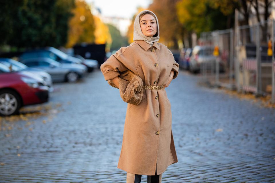 Amelie Stanescu posiert auf der Straße für den Fotografen.