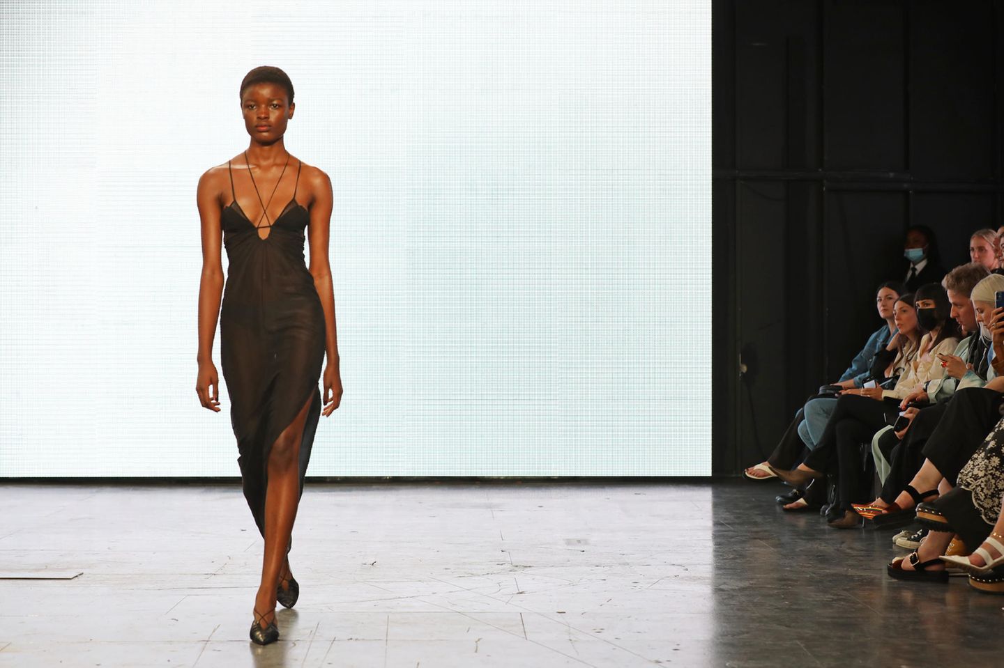 Das Label Nensi Dojaka präsentiert den Naked Trend auf der Londoner Fashion Week 2021.