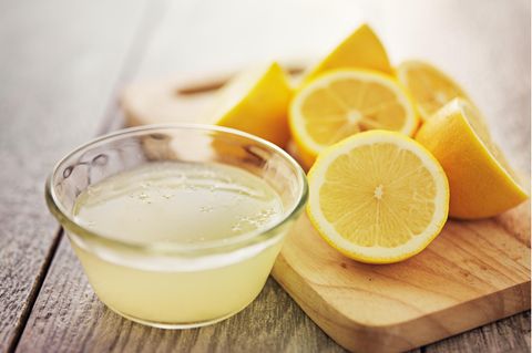 Alleskönner Zitrone: Zitronenhälften und Zitronenwasser