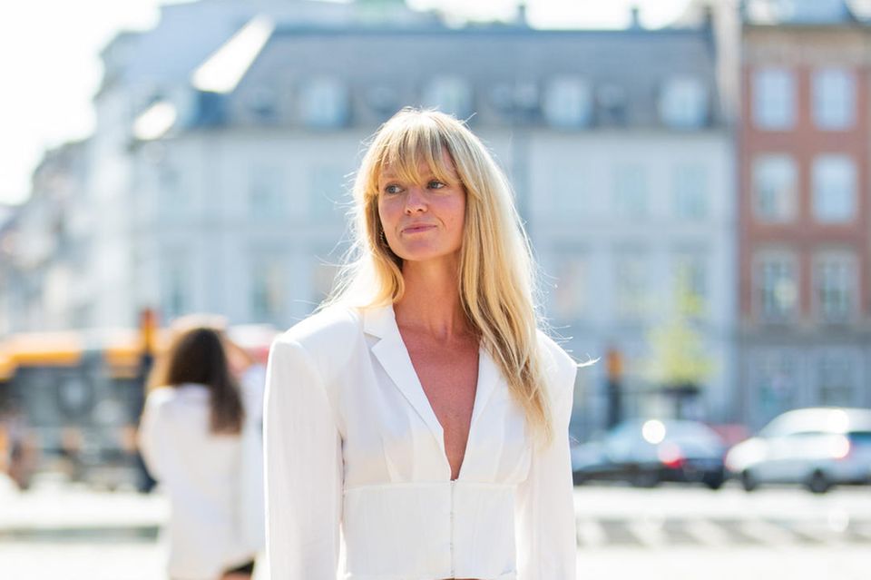 Die dänische Modedesignerin Jeanette Madsen trägt die Trendfrisur mit langen Haaren und umrahmt ihr Gesicht damit perfekt. 