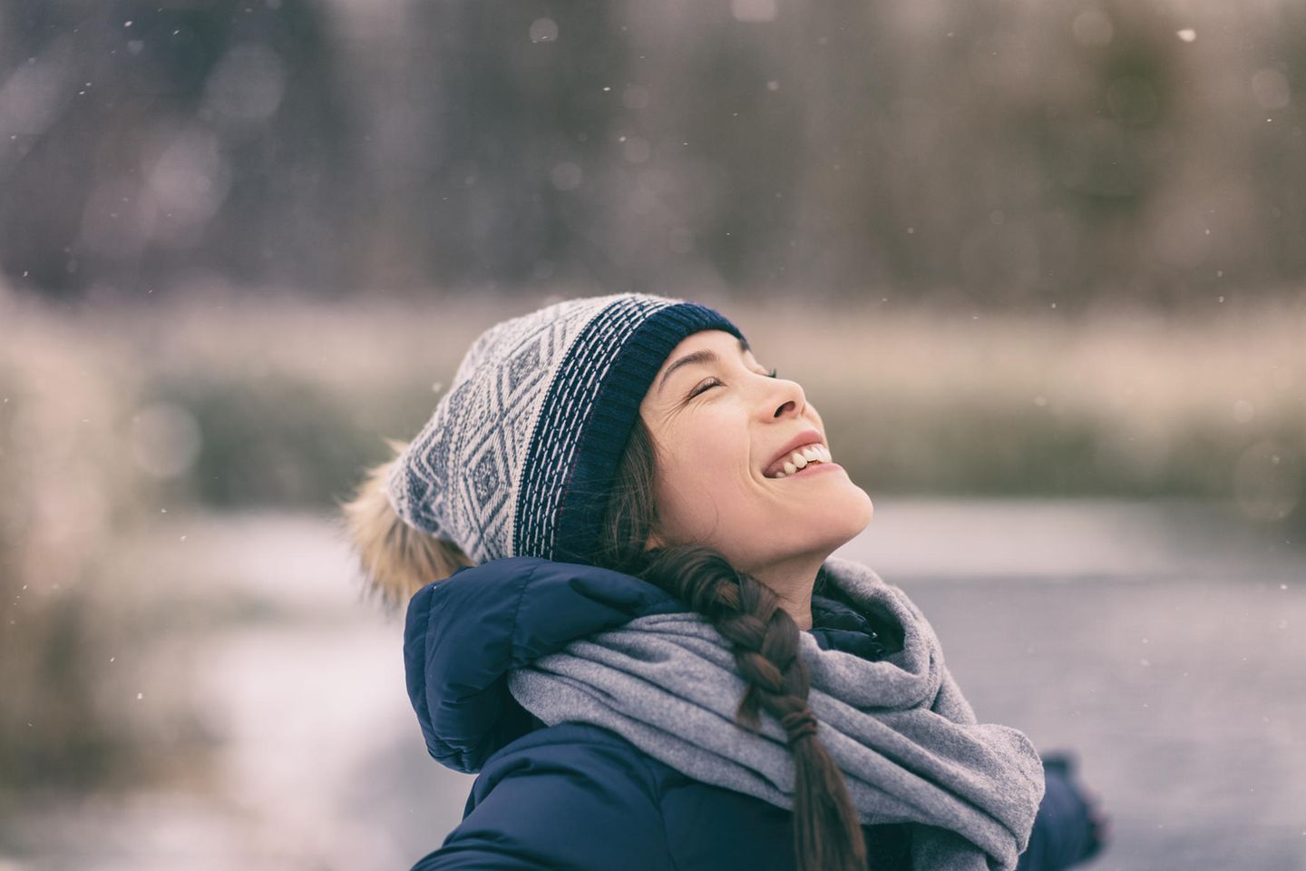 Psychologie: Eine fröhliche Frau im Winter