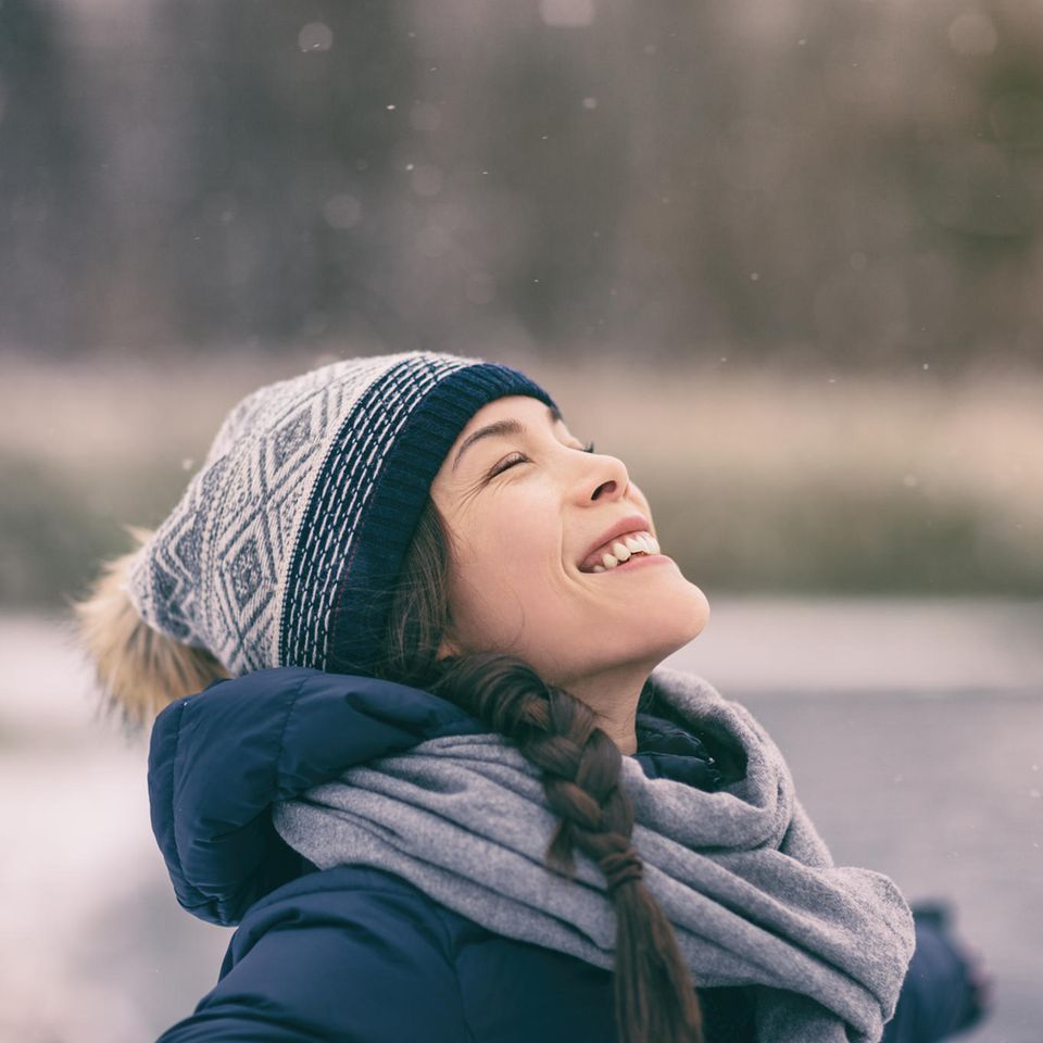 Psychologie: Eine fröhliche Frau im Winter