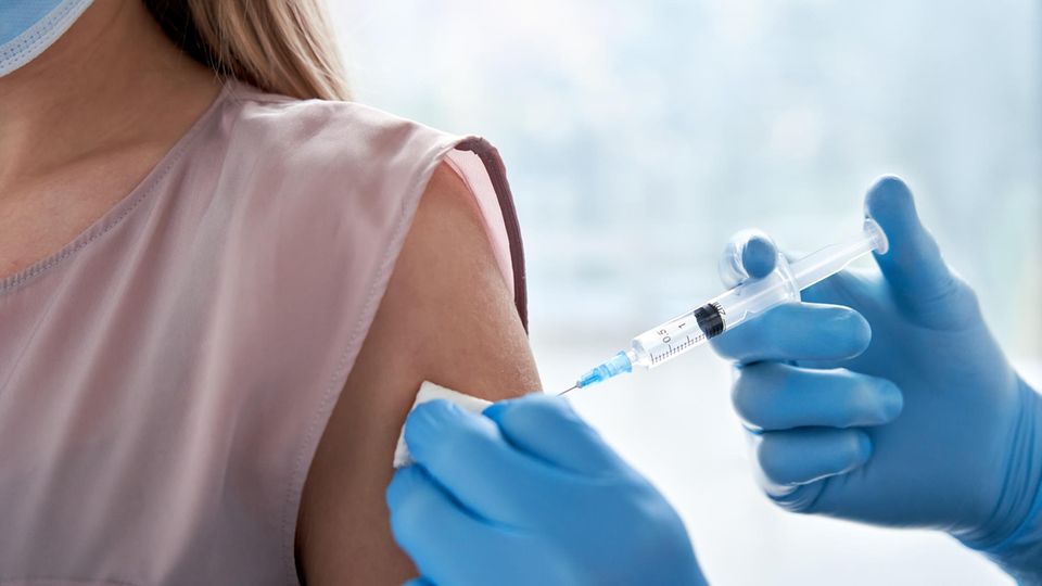 Hepatitis-Impfung: Frau wird geimpft