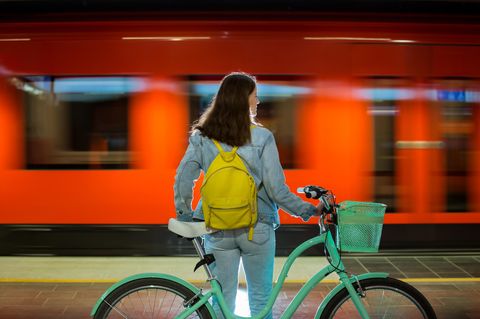 Ulrike Thomassen: Mädchen steht mit Fahrrad vor der U-Bahn