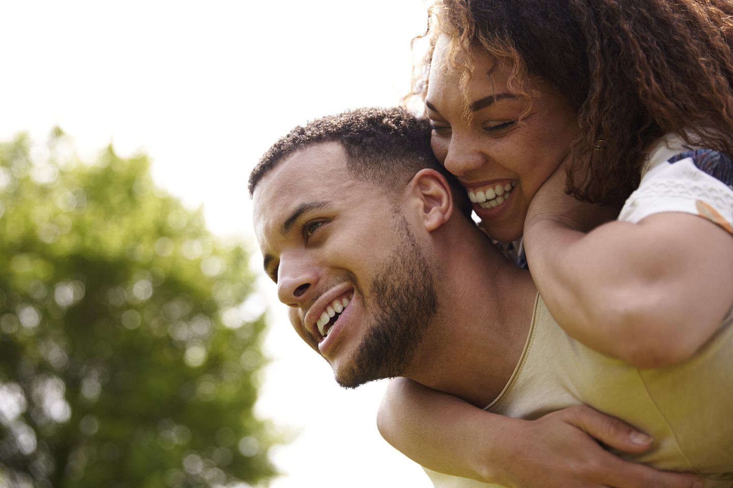 Lachendes Paar in der Natur: Der wesentliche Unterschied zwischen glücklichen und unglücklichen Paaren