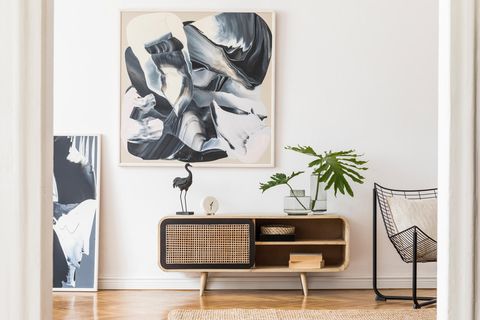 Wall Art: Gemälde an der Wand hängend und lehnend