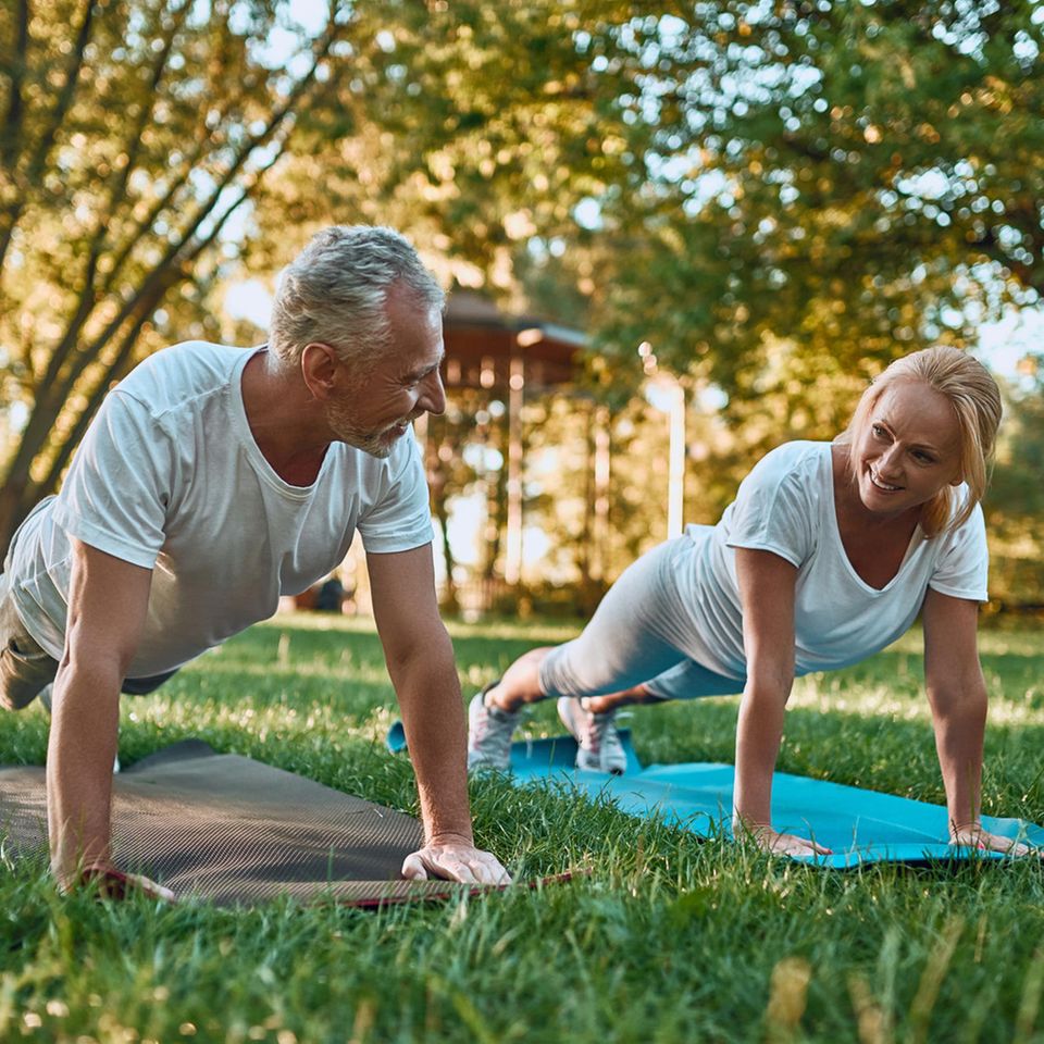 Abnehmen im Alter: Paar im mittleren Alter beim Sport