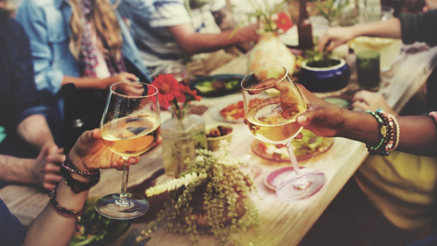 Folgen von Alkoholkonsum: Ein Gramm Alkohol am Tag lässt das Gehirn um eine  Woche altern | BRIGITTE.de