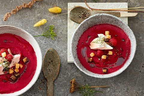 Rote-Bete-Himbeer-Suppe mit Forelle