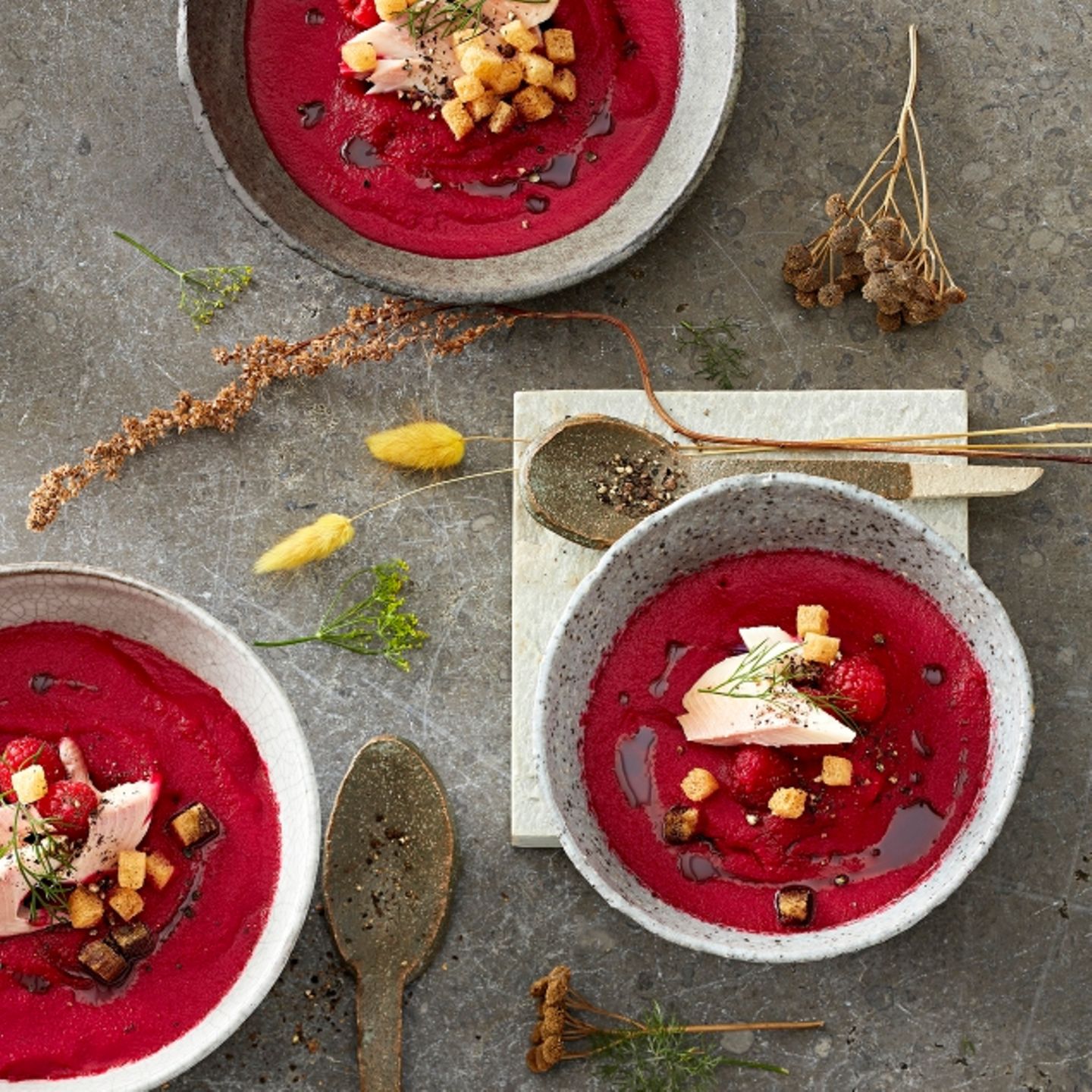 Rote-Bete-Himbeer-Suppe mit Forelle