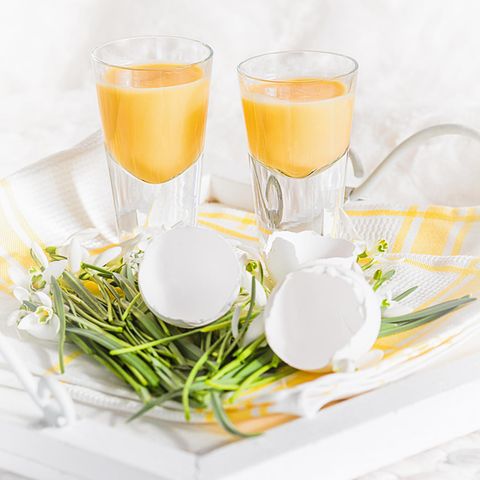 Eierlikör selber machen: Kleine Gläser zu Ostern mit Eiern dekoriert