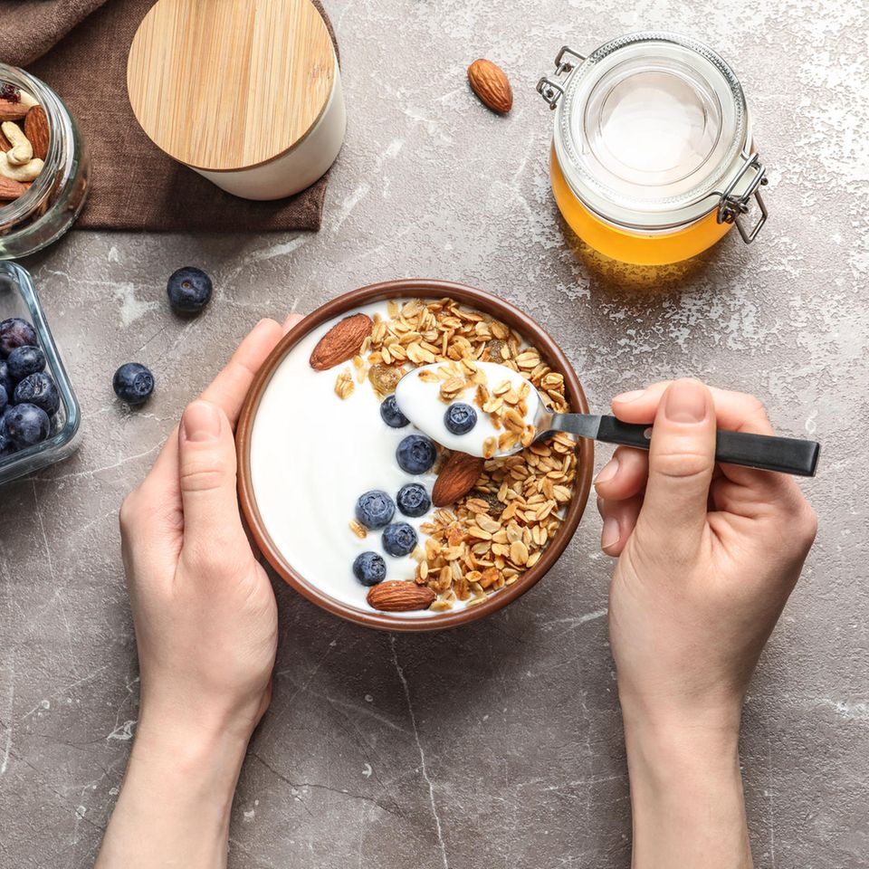 Joghurt, Nüsse, Honig | Selbstheilungskräfte aktivieren: 6 Lebensmittel, die deinen Körper bei der Heilung unterstützen