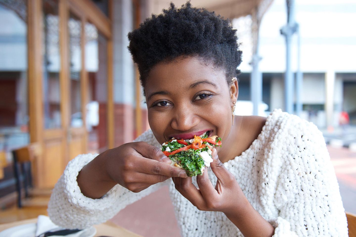 Menschen, die sich vegan ernähren, essen günstiger – zeigt neue Studie: Frau isst veganes Essen