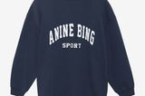 Das "Tyler" Sweatshirt von Anine Bing können wir nicht nur beim Warm Up tragen, sondern auch in der Freizeit. Wir kombinieren ihn zur Leggings, zur Jeans oder zur Long-Bluse. Für rund 170 Euro erhältlich.