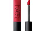 Die Air Matte Lip Color in der Farbe "Power Trip" ist das perfekte Rot. Die luftig-leichte Textur ist angenehm auf den Lippen und lässt sich in verschiedenen Intensitäten auftragen. Von NARS, etwa 28 Euro.