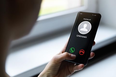 Telefonphobie: Eine Frauenhand hält ein Handy, auf dem jemand anruft