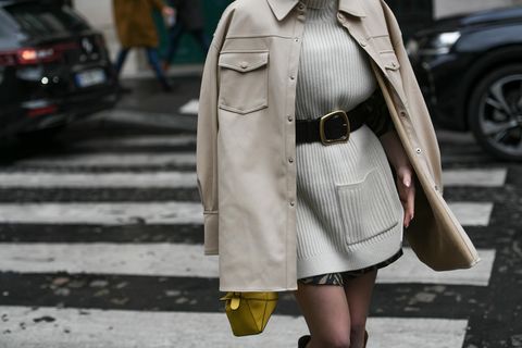 Cosy & chic: Lederjacke mit Strickkleid und Gürtel