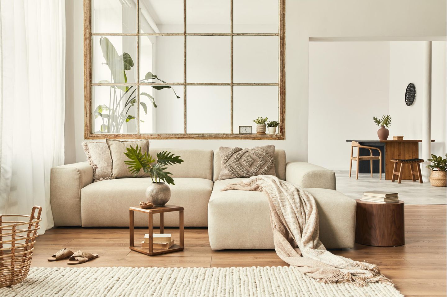 Wohntrends 2022, beiges Sofa in Wohnzimmer