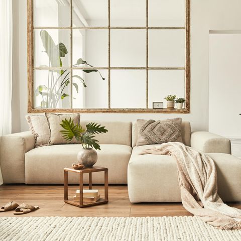 Wohntrends 2022, beiges Sofa in Wohnzimmer