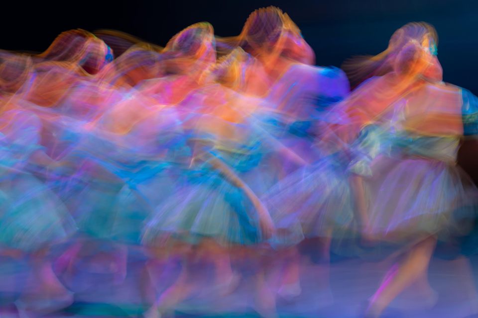 Dissoziative Identitätsstörung: abstrake Abbildung von tanzenden Frauen in Kleidern, die verschwommen in einander übergehen