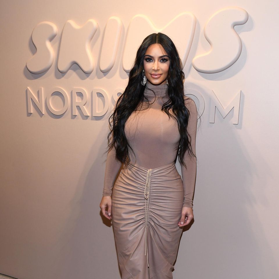 Kim Kardashian unterstützt dieses Jahr das amerikanische Team bei den olympischen Winterspielen mit exklusiven Looks ihrer Marke SKIMS, die eigens für die Sportlerinnen entworfen wurden. 