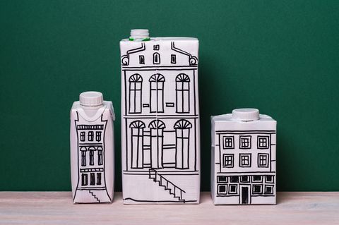 Tetrapak Upcycling: Spielzeughäuser aus Milchkartons