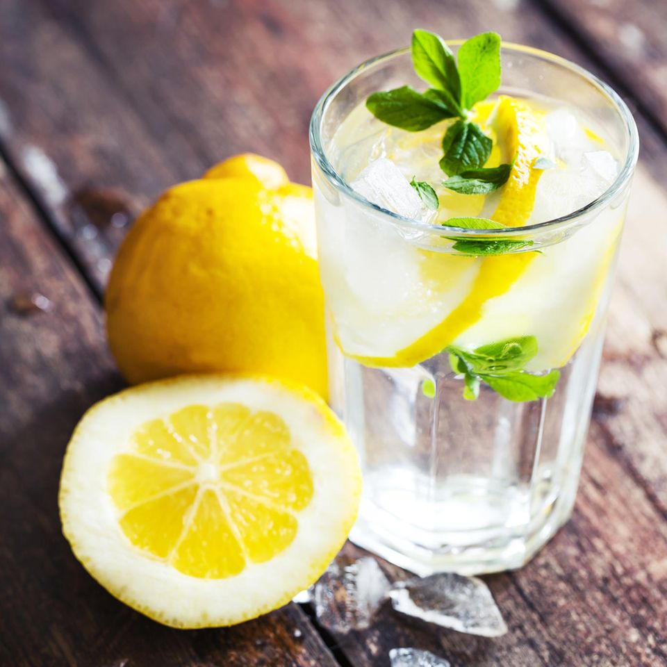 Zitronenwasser: Wasserglas mit Zitronen