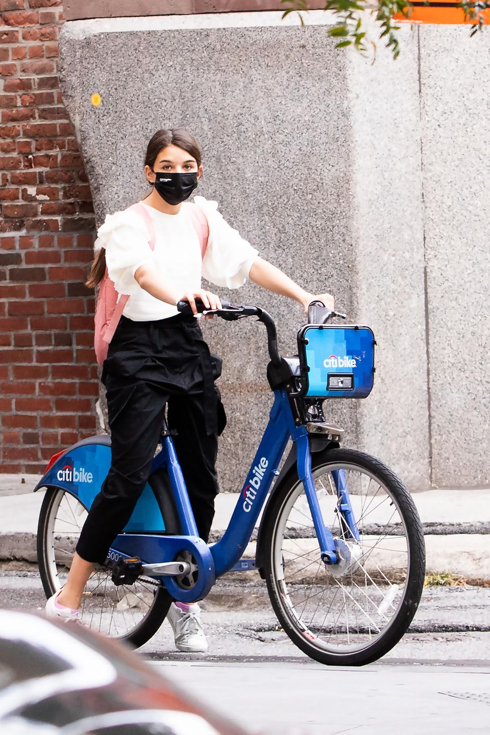 Suri Cruise auf einem Fahrrad in New York