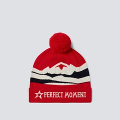 Im Winter darf sie einfach nicht fehlen: Die Bommel-Mütze. Mit Berg-Panorama und in einem knalligen Rot ein Must-have. Chamonix Beanie von Perfect Moment, kostet ca. 85 Euro. 