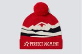 Im Winter darf sie einfach nicht fehlen: Die Bommel-Mütze. Mit Berg-Panorama und in einem knalligen Rot ein Must-have. Chamonix Beanie von Perfect Moment, kostet ca. 85 Euro. 