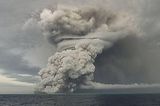 Aschewolke über der Südsee nach dem Ausbruch eines Untersee-Vulkans