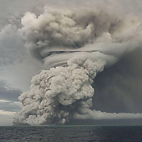 Aschewolke über der Südsee nach dem Ausbruch eines Untersee-Vulkans