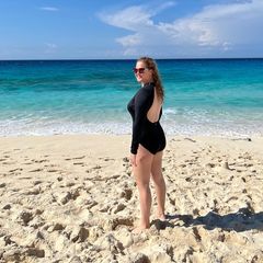 Amy Schumer strahlt mit der Sonne um die Wette. In Sachen Figur hat sich bei der 40-Jährigen deutlich was getan. Amy Schumer verrät auf ihrem Instagram-Account, dass sie sich einer Fettabsaugung unterzogen habe und jetzt nur noch rund 77 Kilogramm wiegt. Unter den Post schreibt sie " Ich fühle mich gut." – das ist die Hauptsache!