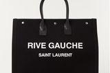 Tote Bags sind schon seit ein paar Jahren ganz oben auf der It-List. Vor allem sportliche Modelle aus Leinen – wie der Rive Gauche Shopper von Saint Laurent – gehören zu den Lieblingen der Fashionistas. Über deBijenkorf, etwa 995 Euro.