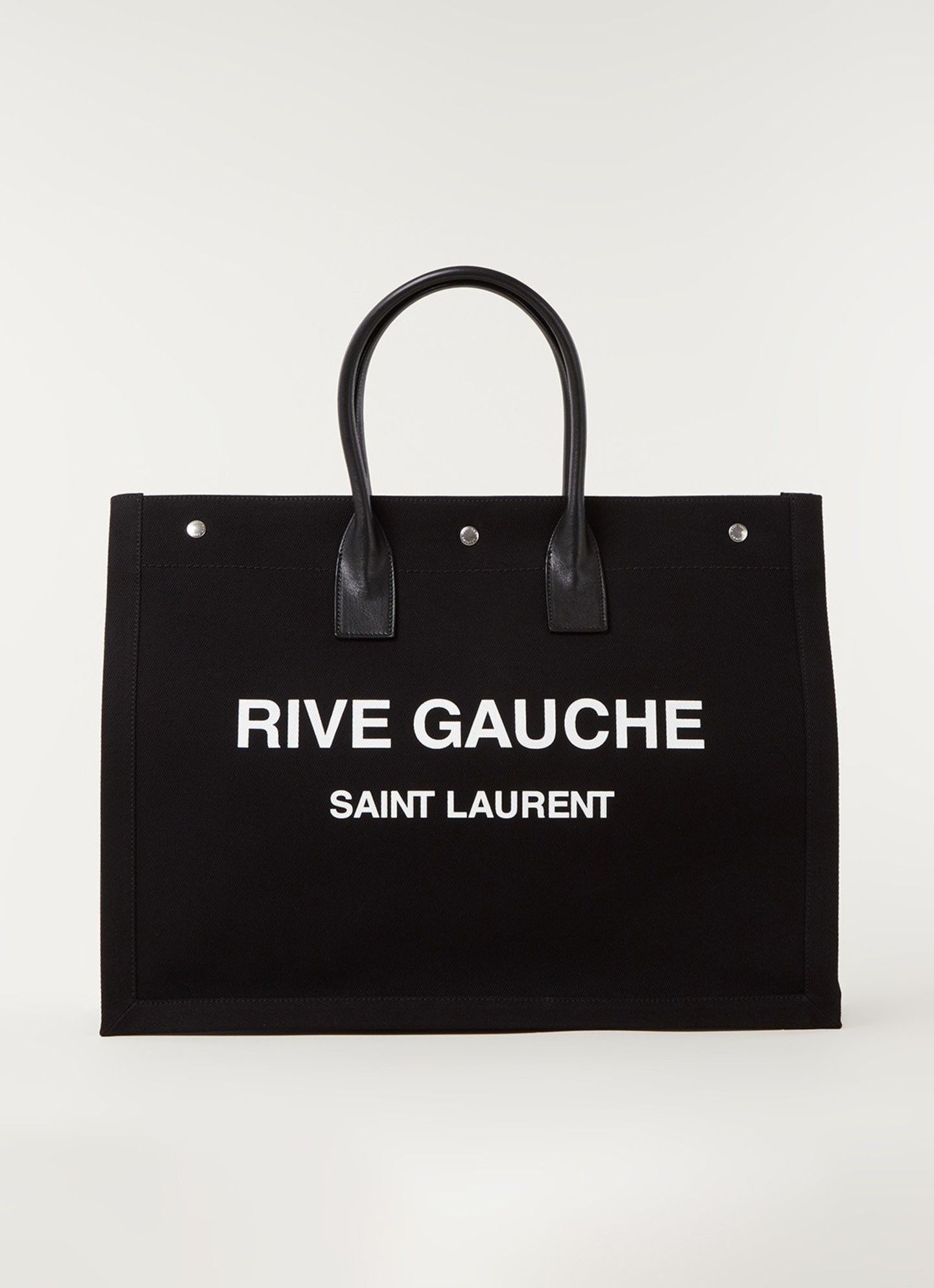 Tote Bags sind schon seit ein paar Jahren ganz oben auf der It-List. Vor allem sportliche Modelle aus Leinen – wie der Rive Gauche Shopper von Saint Laurent – gehören zu den Lieblingen der Fashionistas. Über deBijenkorf, etwa 995 Euro.