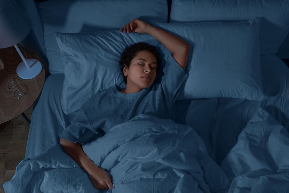 Biphasischer Schlaf: Frau liegt im Bett und schläft