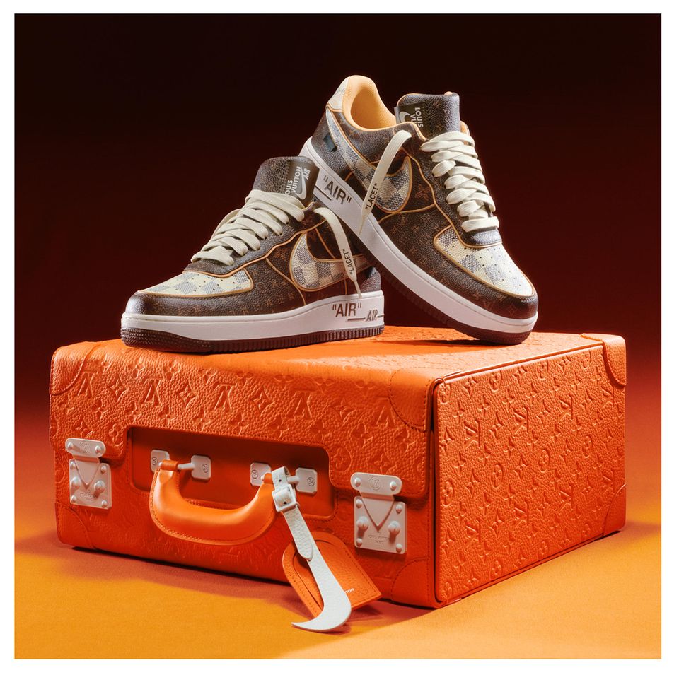 Die Louis Vuitton and Nike "Air Force 1" by Virgil Abloh werden mit einem Koffer versteigert.